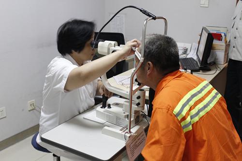 武汉环卫工人免费眼睛健康检查公益活动启动