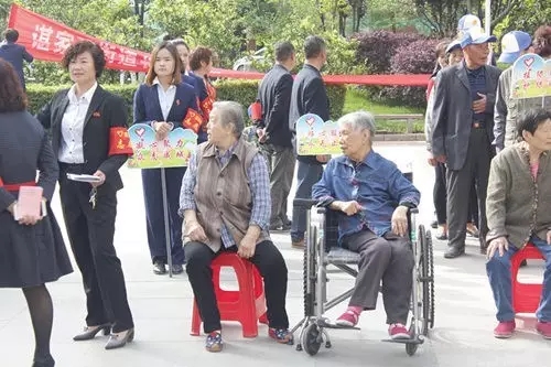 邻里守望情谊深，耄耋老人待人真!普瑞眼科爱心接力社区行