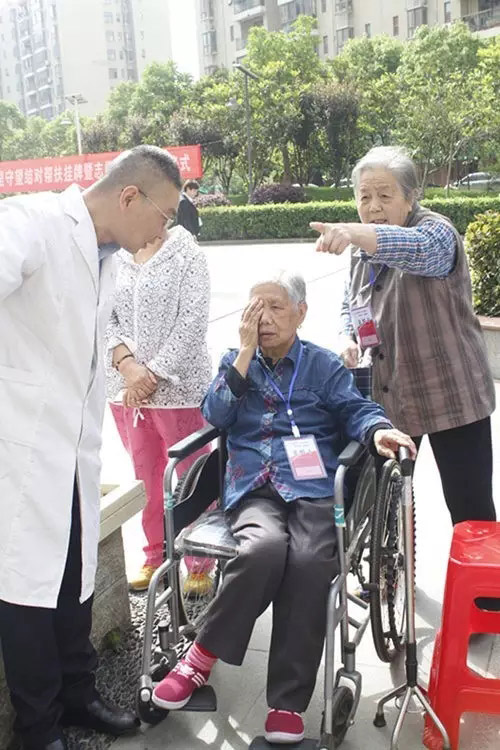 邻里守望情谊深，耄耋老人待人真!普瑞眼科爱心接力社区行
