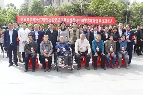 邻里守望情谊深，耄耋老人待人真!普瑞眼科爱心接力社区行