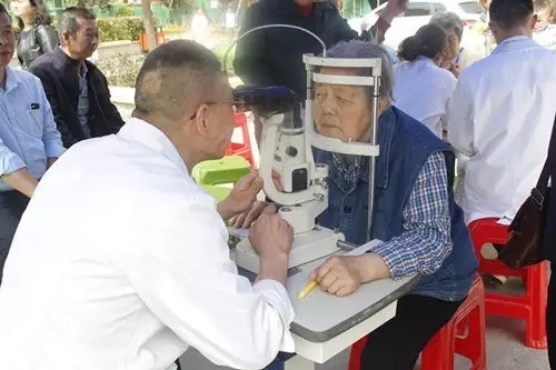 邻里守望情谊深，耄耋老人待人真!普瑞眼科爱心接力社区行