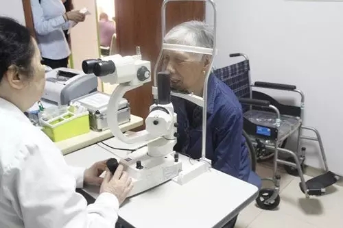 邻里守望情谊深，耄耋老人待人真!普瑞眼科爱心接力社区行