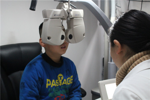 遍访名医求治眼疾 山东小患者在武汉普瑞眼科“睁眼”