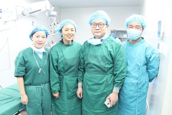 武汉电视台美女主持人申小西在普瑞眼科亲测EVO-ICL近视手术