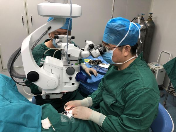 少年患“圆锥角膜”随时可能致盲，入院5天后完成角膜移植