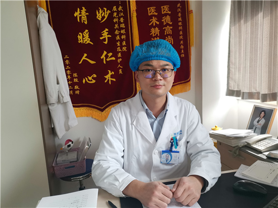 真相：近视15年的医生在武汉普瑞眼科医院直播给自己做手术