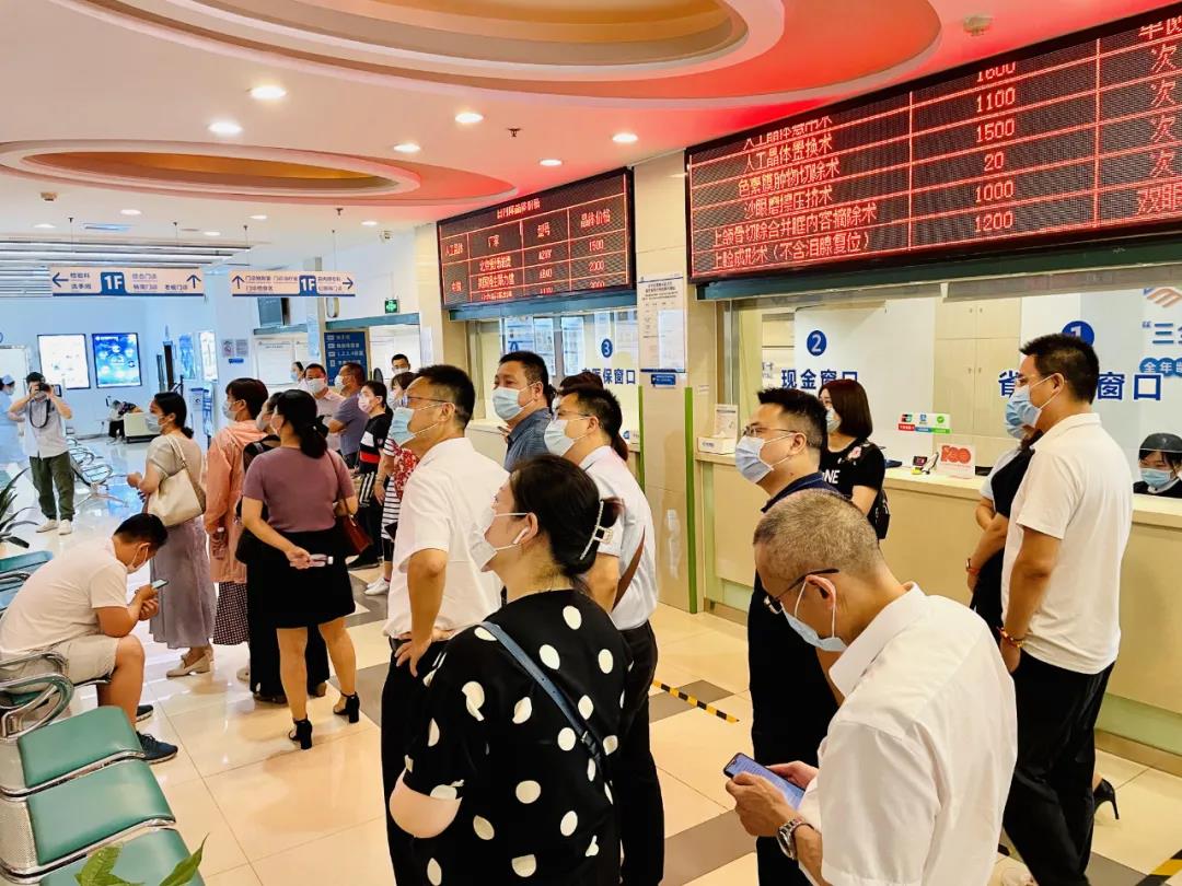 湖北省保险行业协会领导及医管会专家组莅临我院参观指导