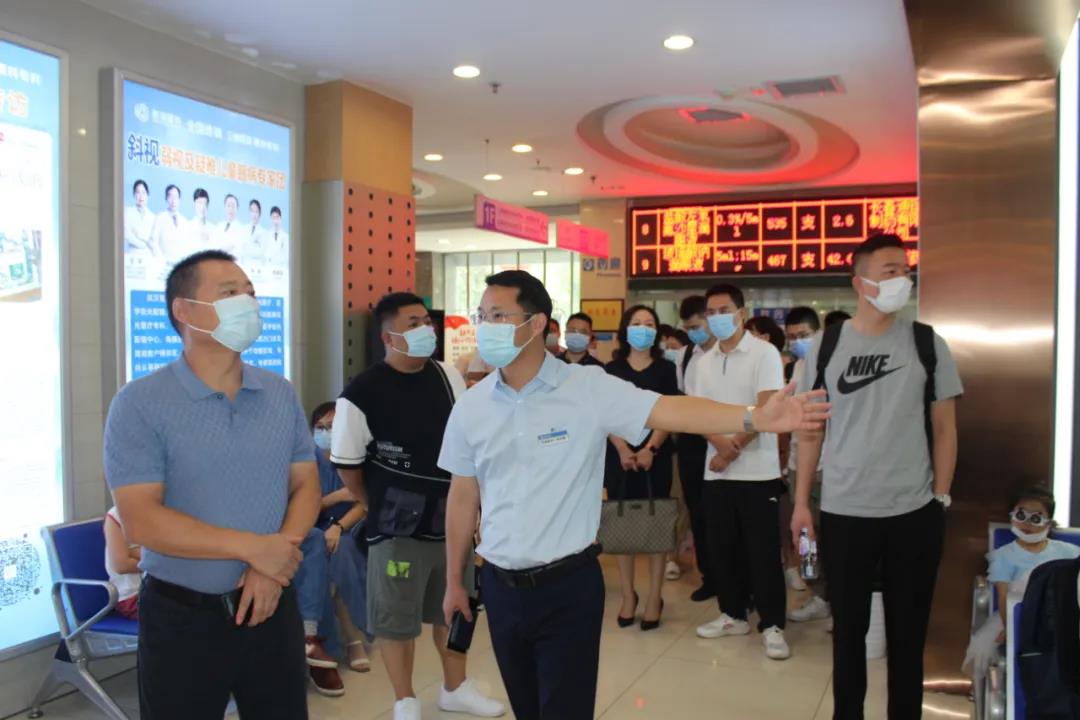 湖北省保险行业协会领导及医管会专家组莅临我院参观指导