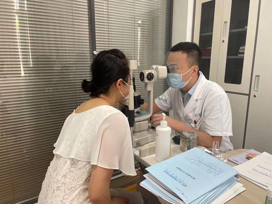 一家人在武汉普瑞眼科医院通过全飞秒近视手术齐摘镜