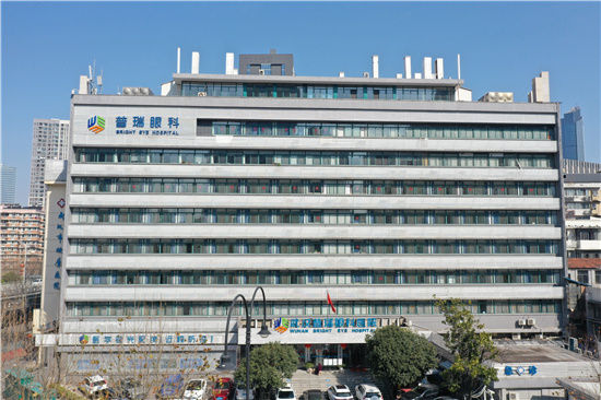 21岁女生近视400度做近视手术，武汉普瑞眼科圆你无镜生活