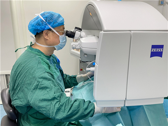 21岁女生近视400度做近视手术，武汉普瑞眼科圆你无镜生活