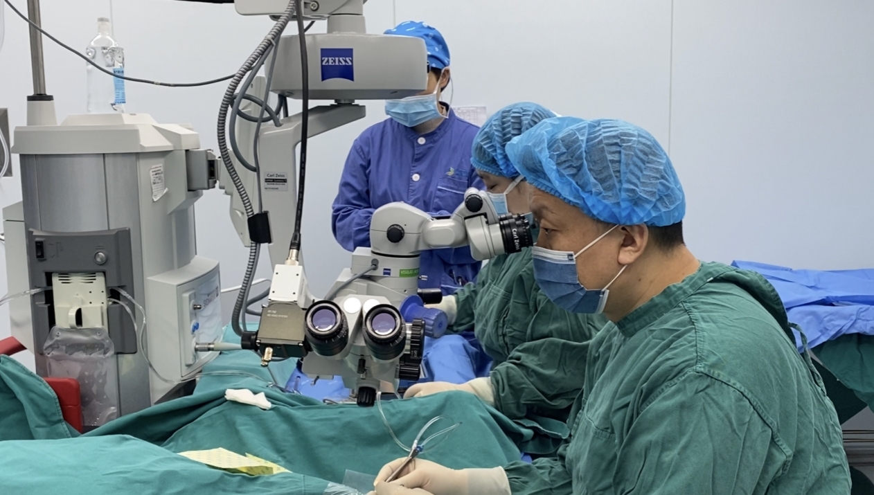 十年眼朦胧 今日得相见 90岁老太爷终于看清小重孙