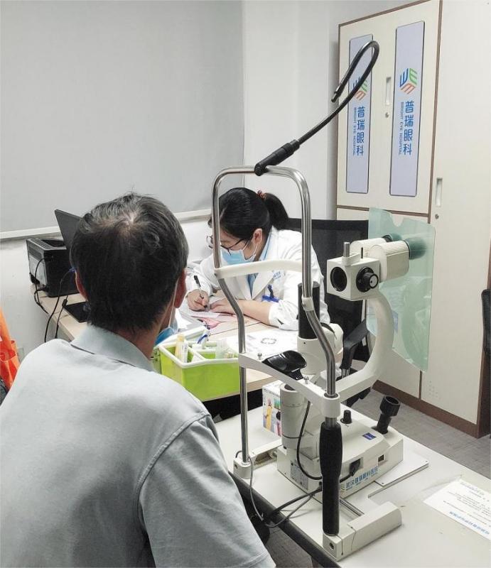 七旬老汉不堪雾眼朦胧变沉闷   妙手植晶重获高清“视”界