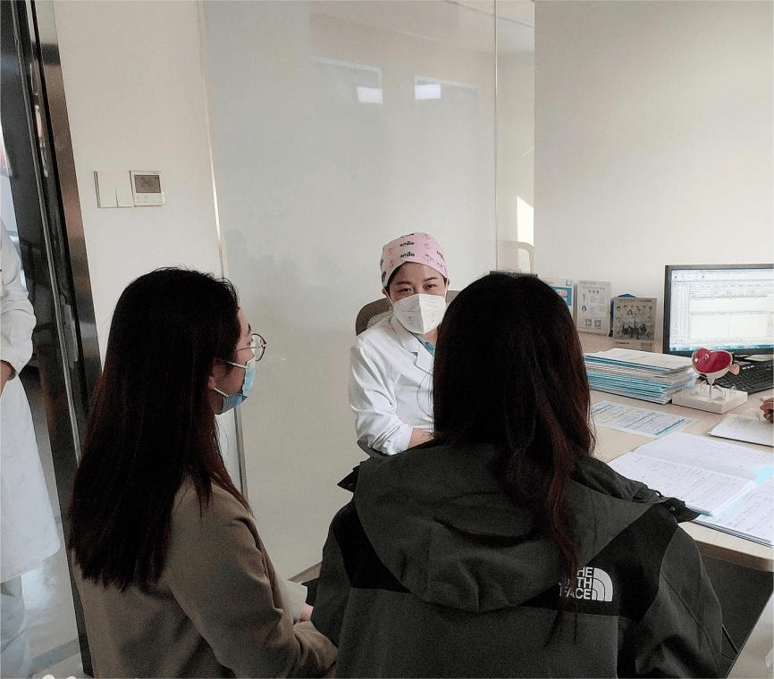 女子摘镜前竟被查出眼底病变？提醒：术前检查，不可忽视