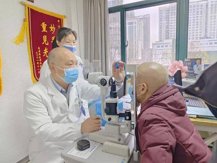 高度近视引发黄斑裂孔性网脱，眼科专家联合手术助其复位