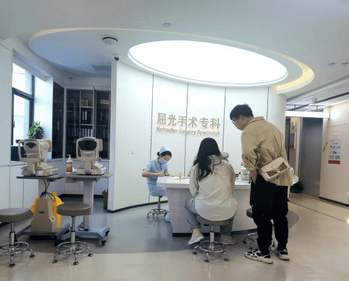 ICL晶体植入术开“天眼”，助力畅享高清视界