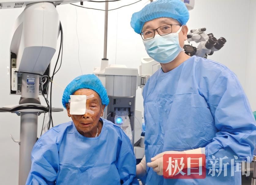 程旭康院长为八旬老人实施双眼手术