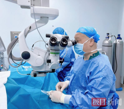 00后小伙眼睛遭水泥砂浆灼伤，紧急羊膜移植守住光明！