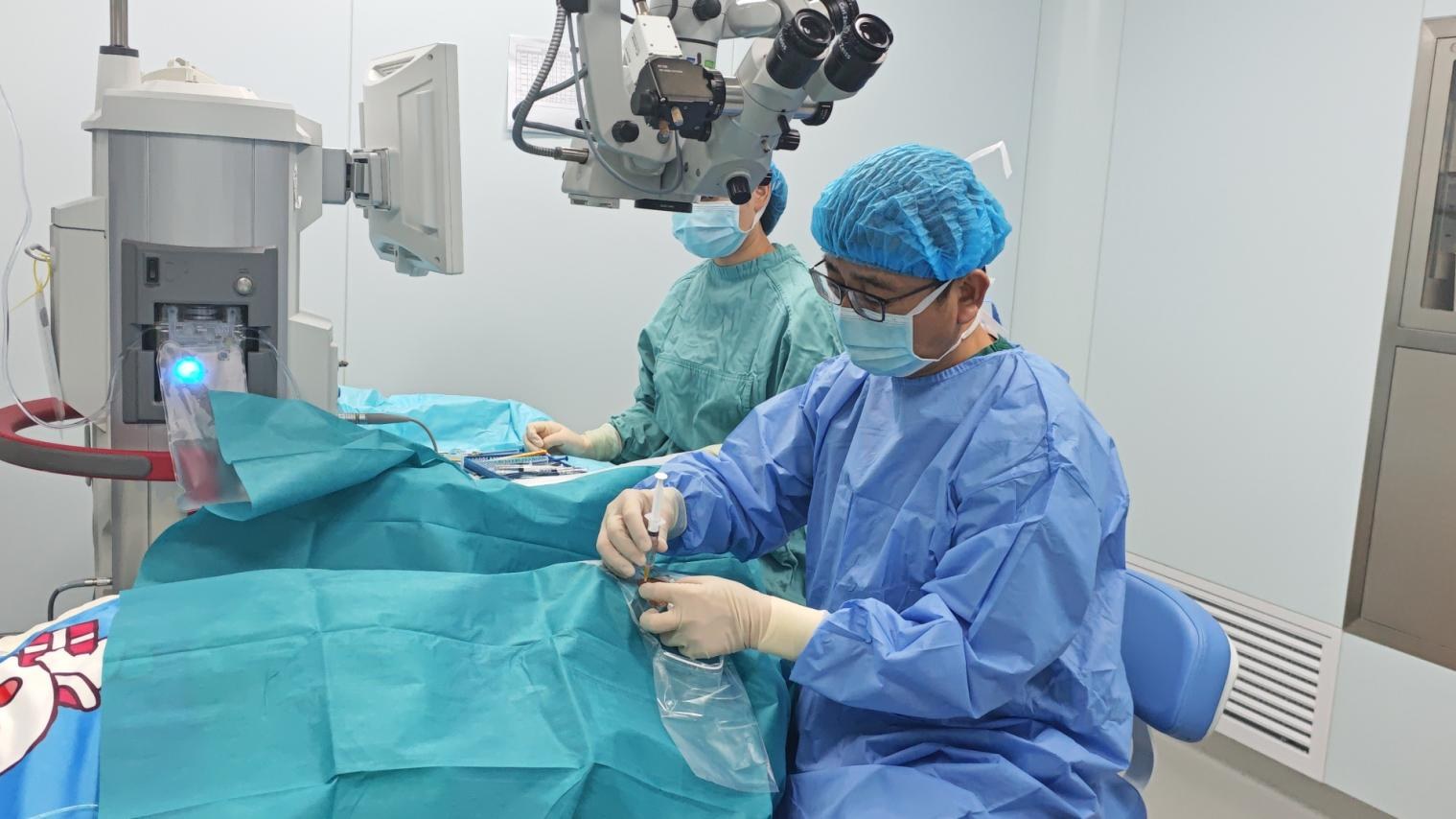 老人做白内障手术后仍看不清！程旭康院长手术矫正散光