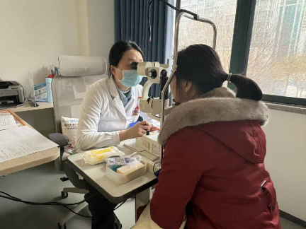 老人白内障手术后视物模糊 武汉普瑞眼科专家解决屈光意外