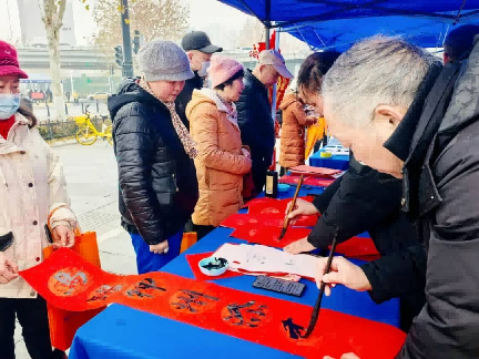 武汉普瑞眼科开展“笔墨传福润人心·明眸护航过腊八”活动