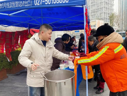 武汉普瑞眼科开展“笔墨传福润人心·明眸护航过腊八”活动