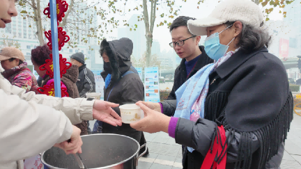 武汉普瑞眼科开展“笔墨传福润人心·明眸护航过腊八”活动
