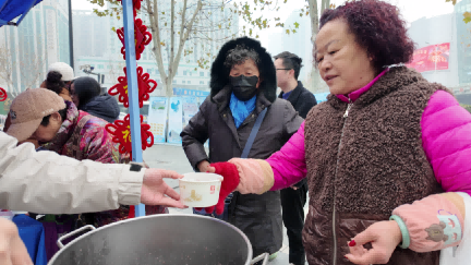 武汉普瑞眼科开展“笔墨传福润人心·明眸护航过腊八”活动