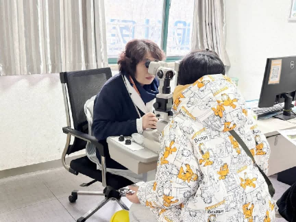 武汉普瑞眼科开展“笔墨传福润人心·明眸护航过腊八”活动