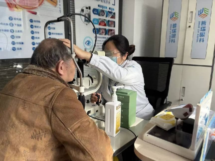 武汉普瑞眼科开展“笔墨传福润人心·明眸护航过腊八”活动