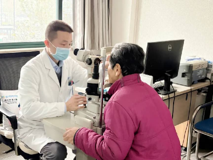 武汉普瑞眼科开展“笔墨传福润人心·明眸护航过腊八”活动