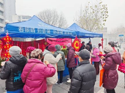 武汉普瑞眼科开展“笔墨传福润人心·明眸护航过腊八”活动