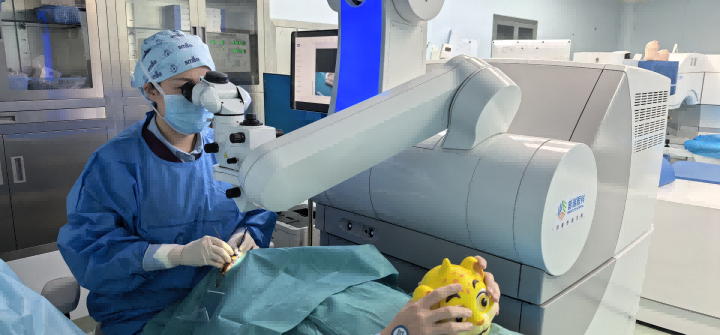 60万粉赛车博主在武汉普瑞眼科体验全飞秒SMILE pro10秒极速摘