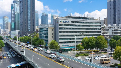 60万粉赛车博主在武汉普瑞眼科体验全飞秒SMILE pro10秒极速摘