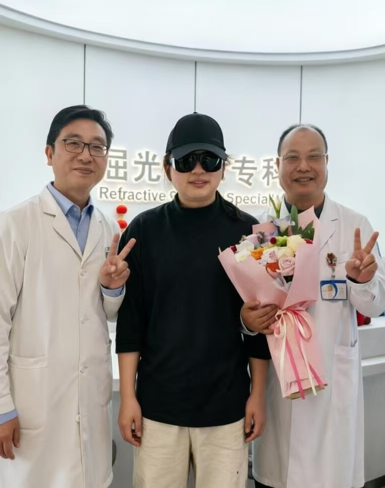 武汉普瑞眼科院长为留洋儿子选择全飞秒SMILE Pro摘镜