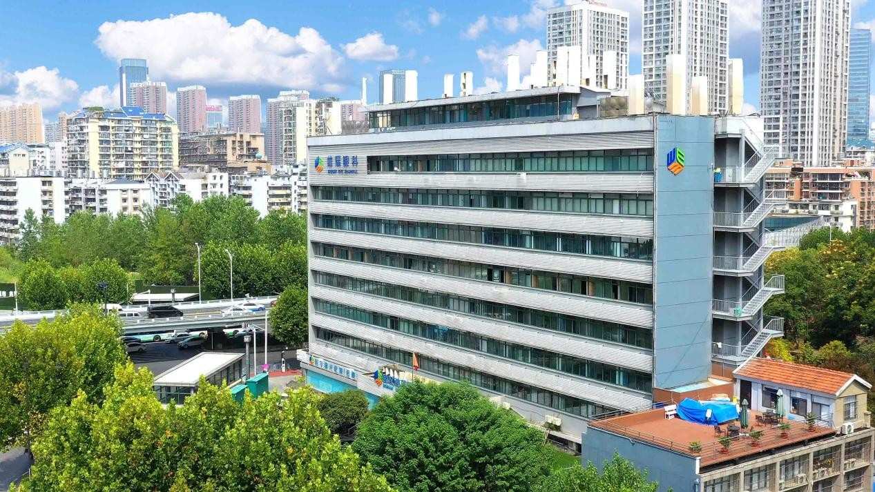 武汉普瑞眼科屈光性白内障手术助54岁阿姨告别白内障和老花