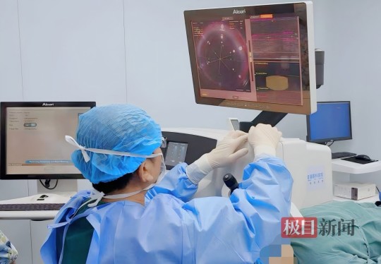 屈光性白内障手术快速解决近视、散光、老花与白内障