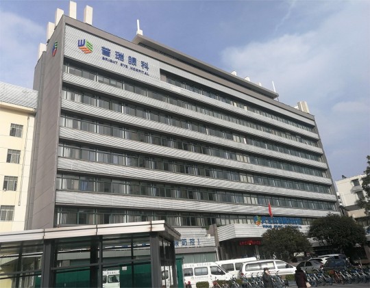 屈光性白内障手术快速解决近视、散光、老花与白内障